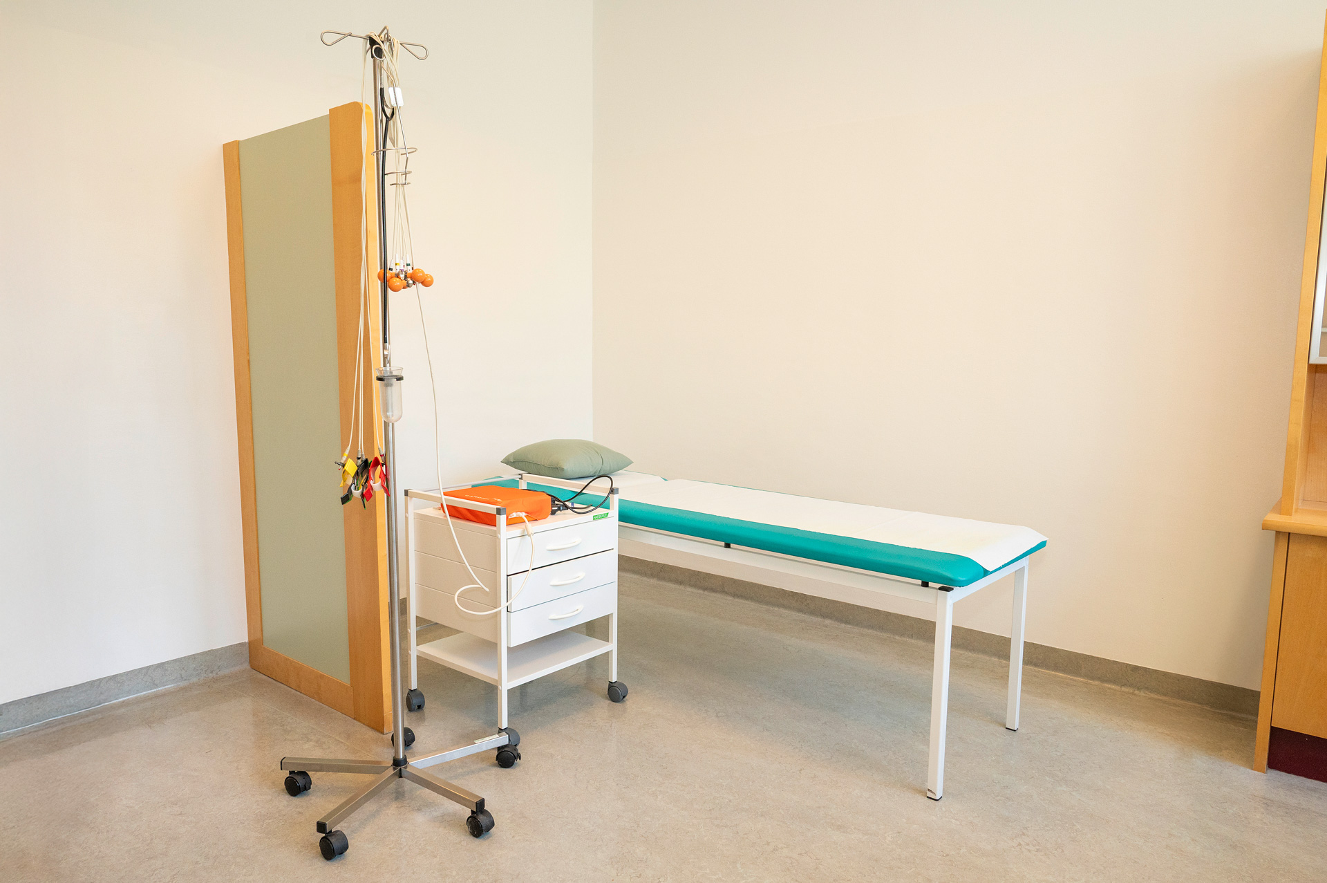 hausaerztin_hausarzt_bad_voeslau_doktor_dr_nina_schimek_allgemeinmedizin_praxis_ordination_privat_alle_kassen_behandlungsraum_arztpraxis_ulrike_bayer_nachfolgerin_2