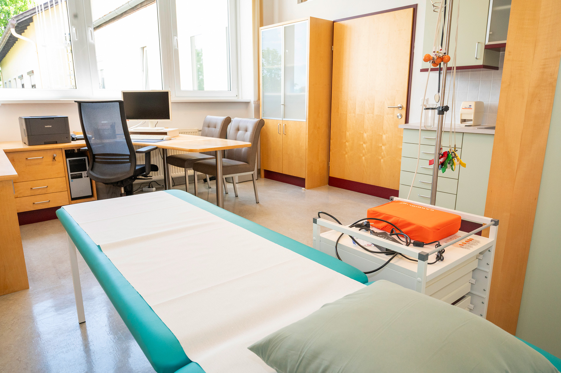 hausaerztin_hausarzt_bad_voeslau_doktor_dr_nina_schimek_allgemeinmedizin_praxis_ordination_privat_alle_kassen_behandlungsraum_arztpraxis_ulrike_bayer_nachfolgerin_3