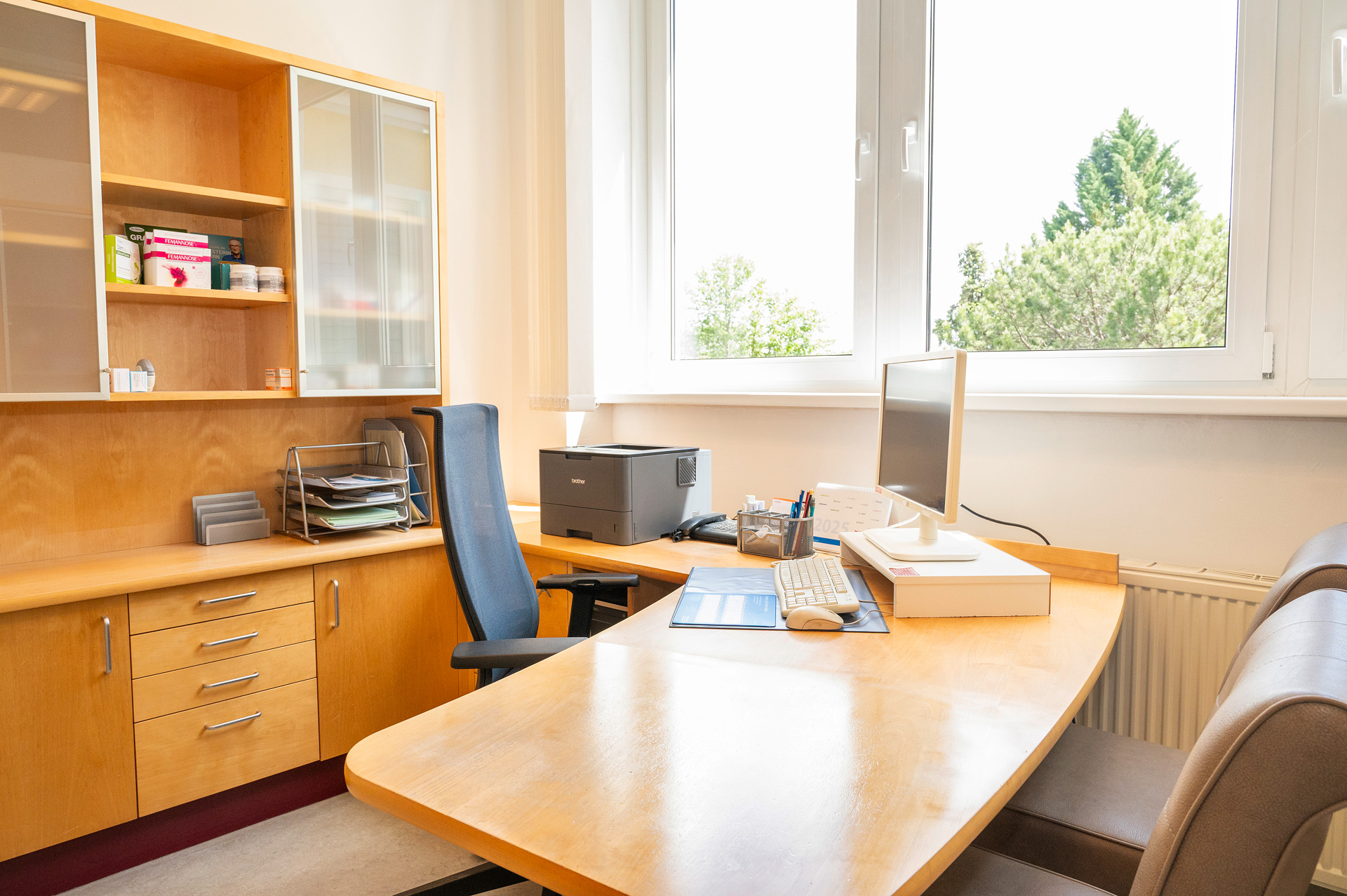 hausaerztin_hausarzt_bad_voeslau_doktor_dr_nina_schimek_allgemeinmedizin_praxis_ordination_privat_alle_kassen_behandlungsraum_arztpraxis_ulrike_bayer_nachfolgerin_nachfolge