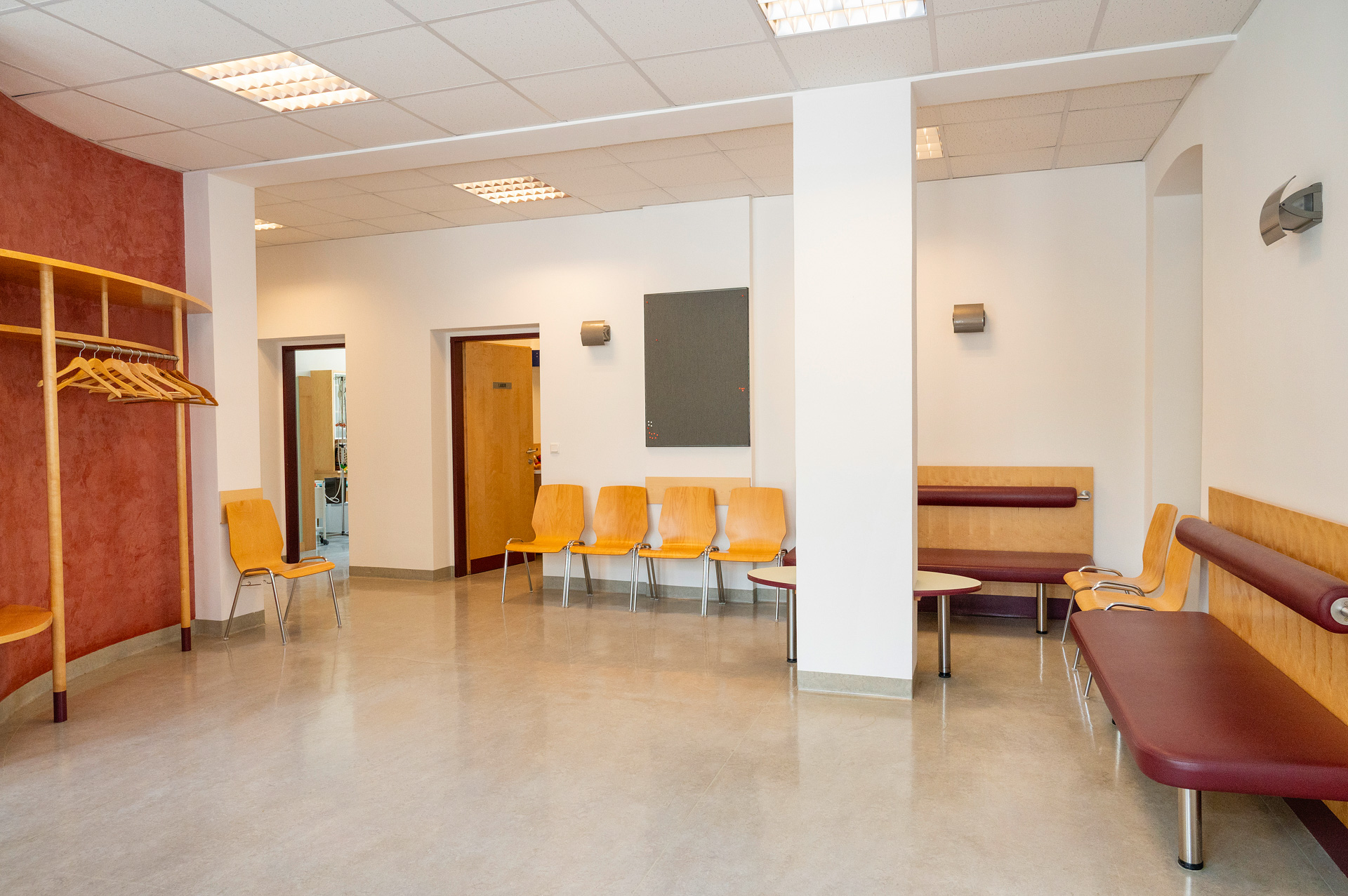 hausaerztin_hausarzt_bad_voeslau_doktor_dr_nina_schimek_allgemeinmedizin_praxis_ordination_privat_alle_kassen_wartezimmer_2_arztpraxis_ulrike_bayer_nachfolgerin_nachfolge