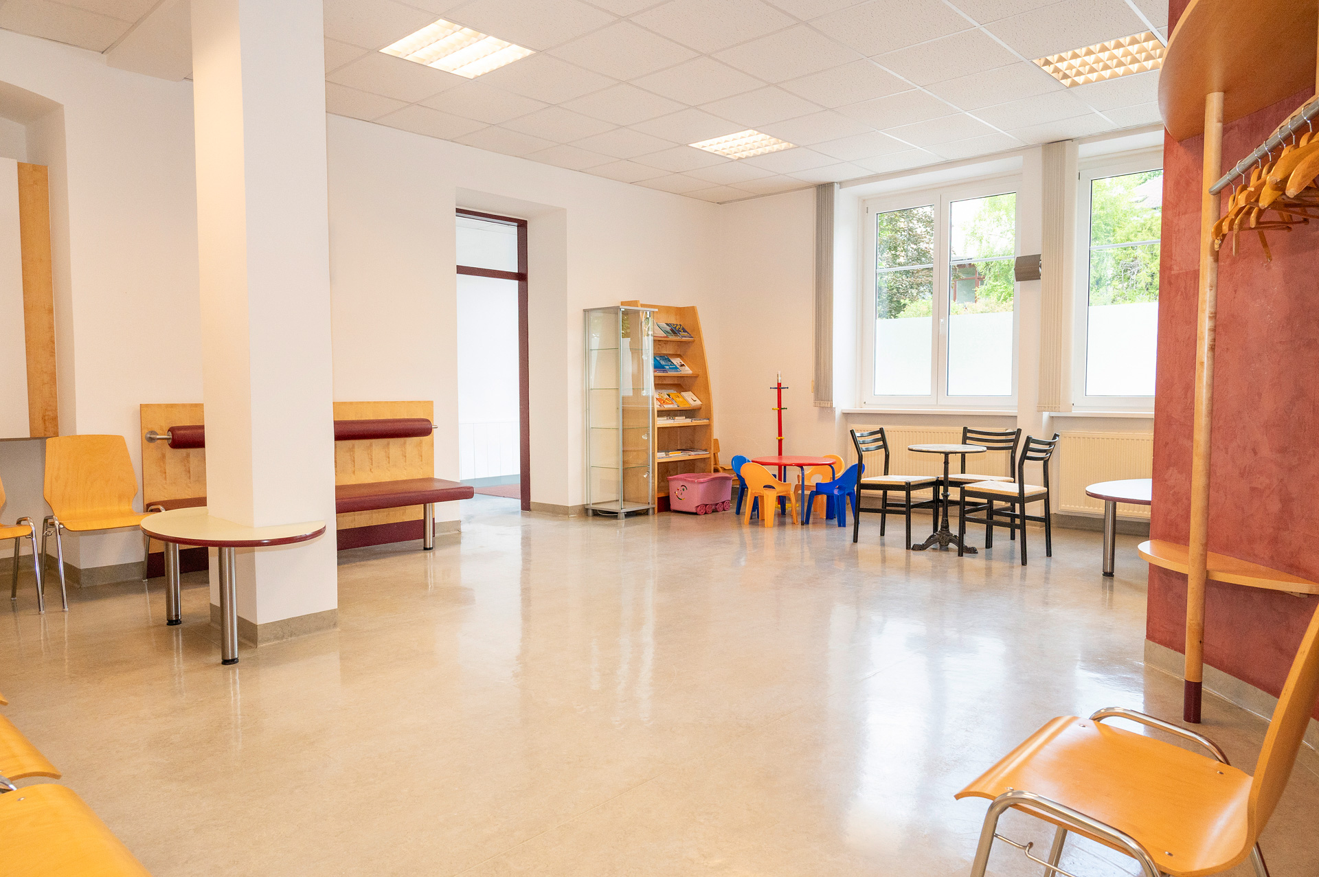 hausaerztin_hausarzt_bad_voeslau_doktor_dr_nina_schimek_allgemeinmedizin_praxis_ordination_privat_alle_kassen_wartezimmer_3_arztpraxis_ulrike_bayer_nachfolgerin_nachfolge